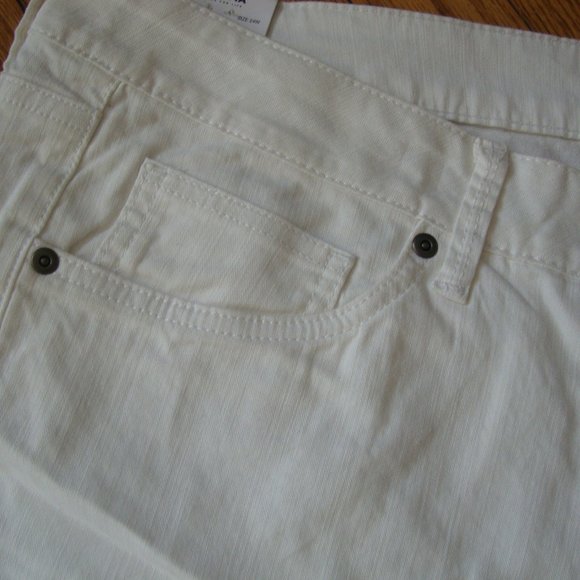 Sonoma White Mid-Rise Bermuda Shorts 24W NWT - Picture 3 of 10